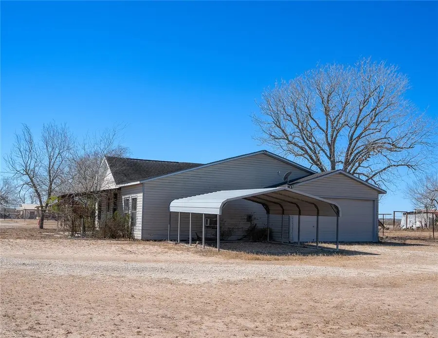 1580 Middle Rd, George West, TX 78022 - #2