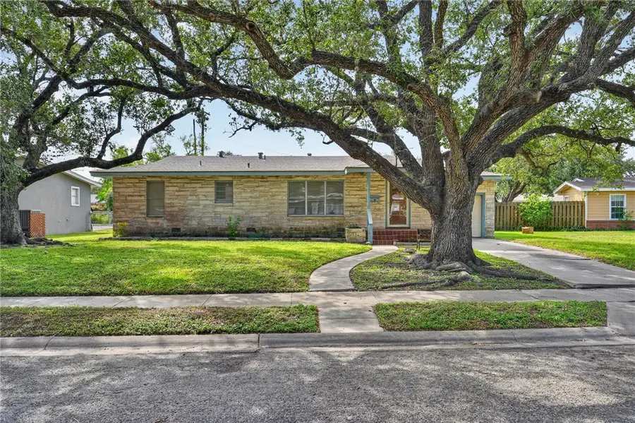 360 Woodlawn Street, Sinton, TX 78387 - #2