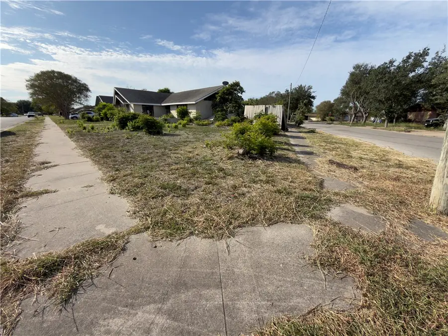 3221 Casa Bonita Drive, Corpus Christi, TX 78411 - #2