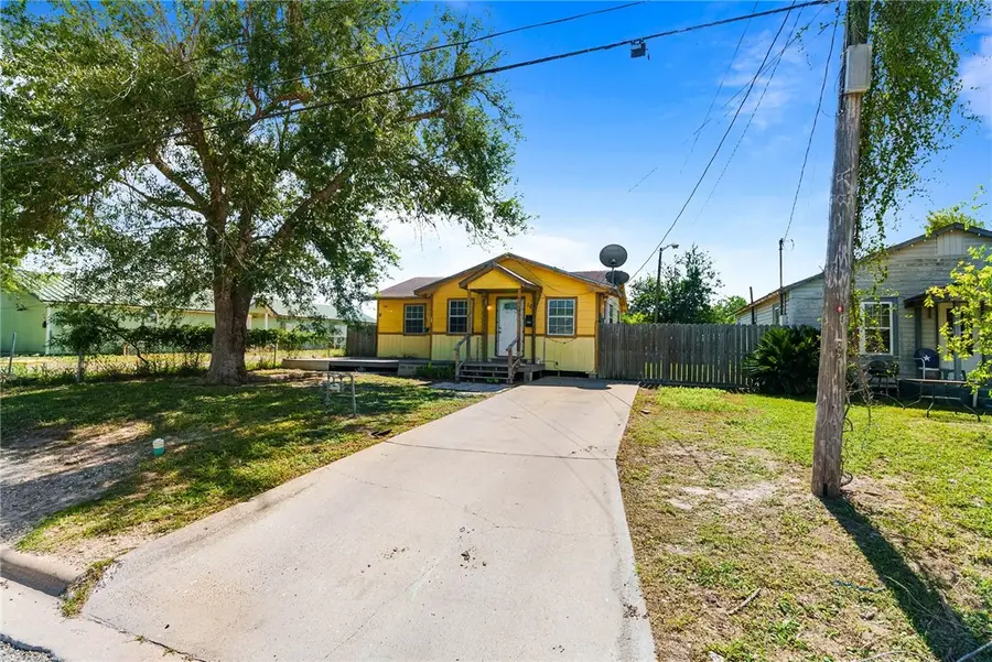 105 Escobar Street, Alice, TX 78332 - #2