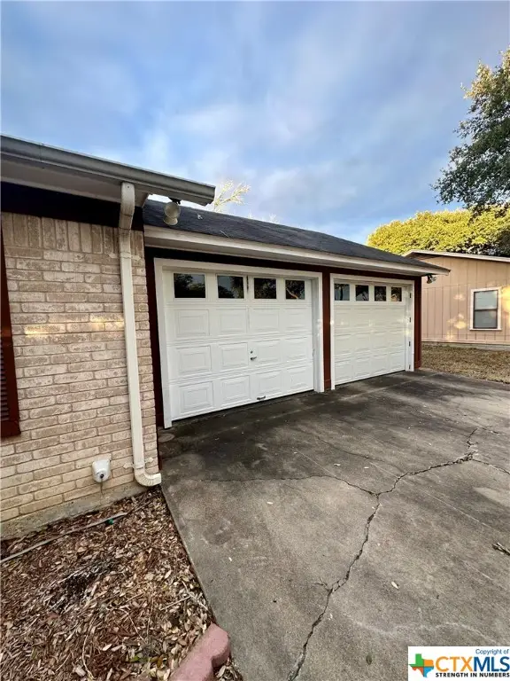 310 Vollentine Street, Yoakum, TX 77995 - Image #3