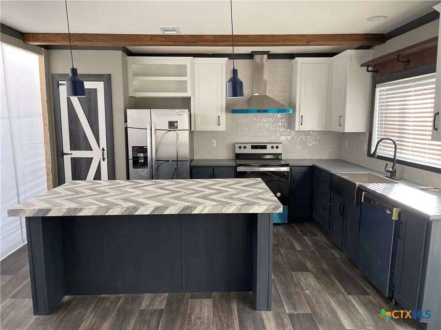 1114 Dunn Street, Yoakum, TX 77995 - Image #3