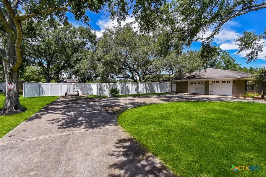 2101 Meadow Lane, El Campo, TX 77437 - Image #2
