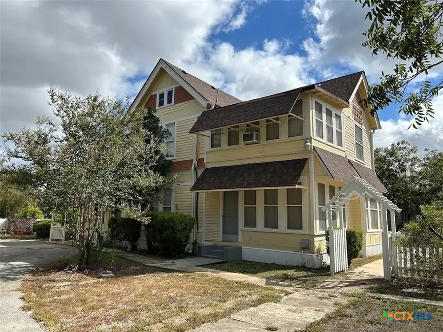 304 W Krezdorn Street, Seguin, TX 78155 - Image #2