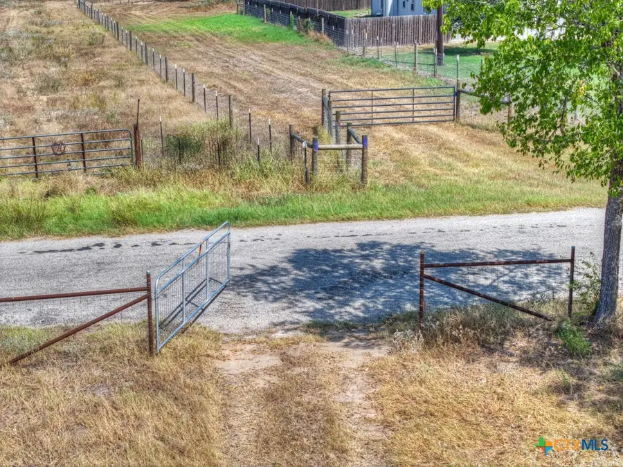 445 Single Oak Road, Seguin, TX 78155 - Image #2