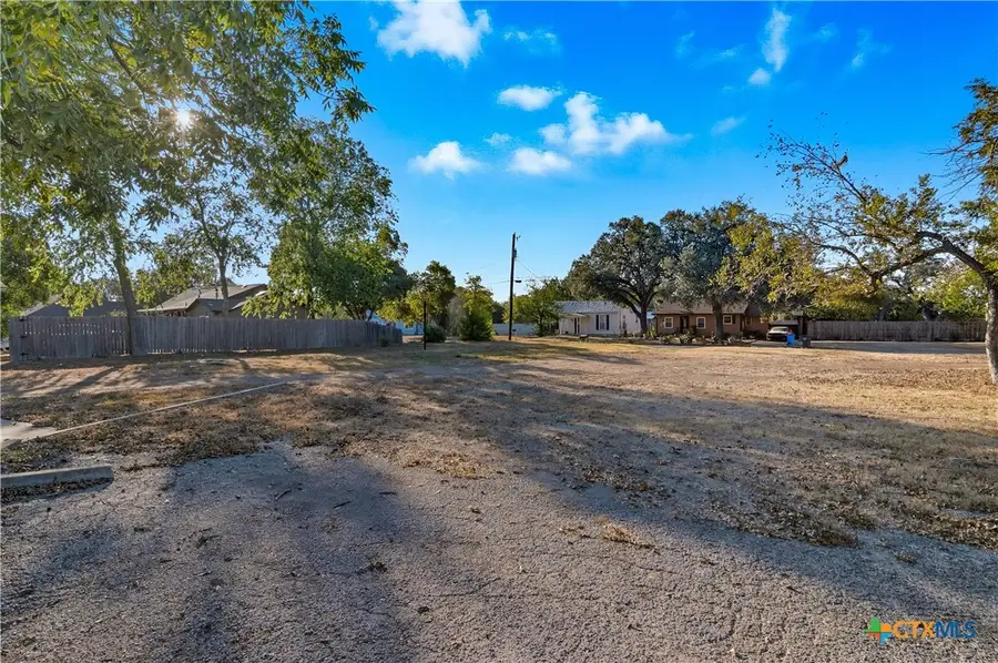 613&615 E Court Street, Seguin, TX 78155 - Image #2