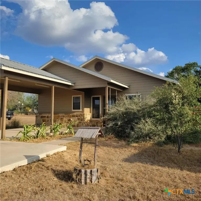 1104 Poplar Street, Jourdanton, TX 78026 - Image #1