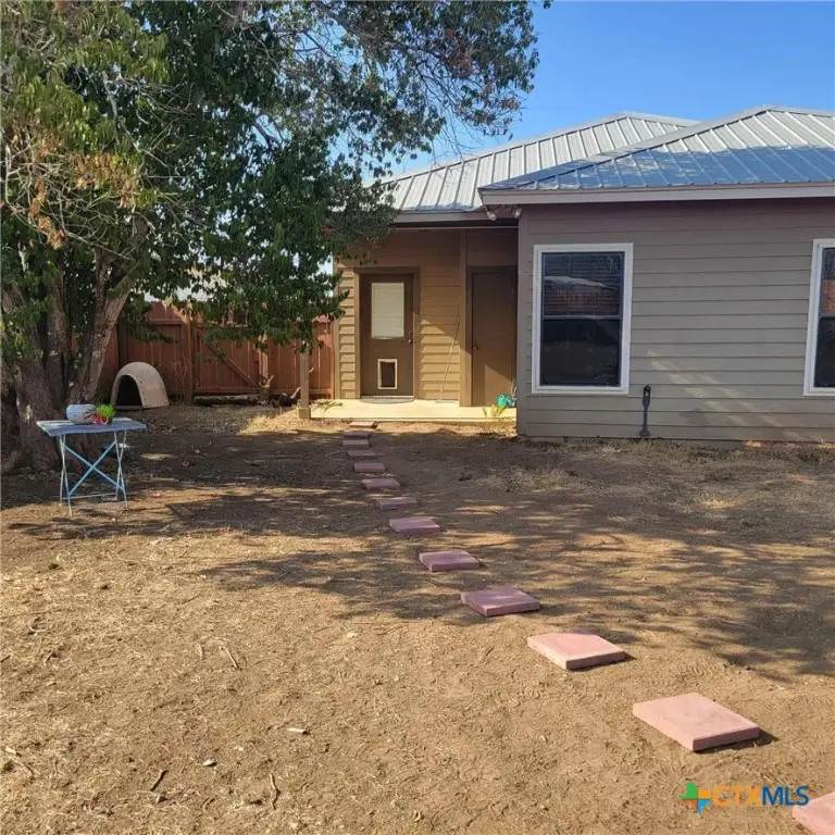 1104 Poplar Street, Jourdanton, TX 78026 - Image #2