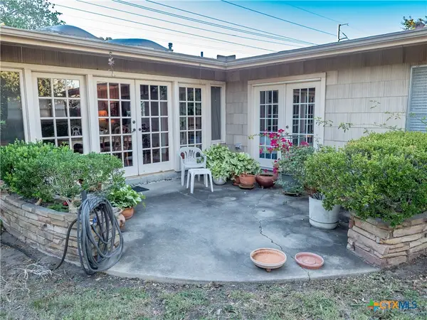 2101 E Mistletoe Avenue, Victoria, TX 77901