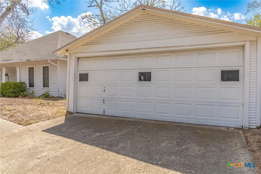1306 N Avenue G, Shiner, TX 77984 - Image #2