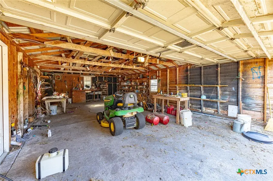 1306 N Avenue G, Shiner, TX 77984 - Image #3