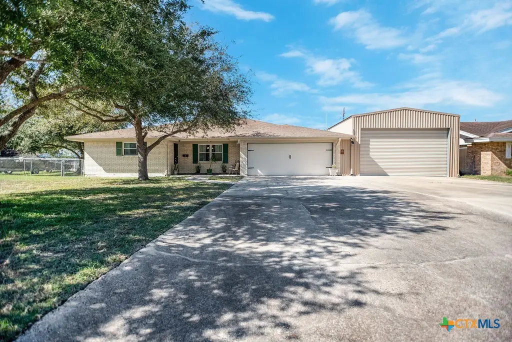 105 Brentwood Place, Port Lavaca, TX 77979 - Image #1