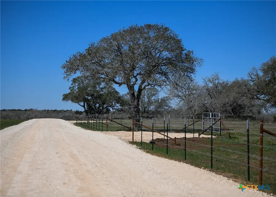 822 Main Loop Road, Waelder, TX 78959 - Image #3