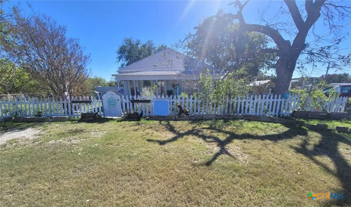 504 E Walnut Street, Lometa, TX 76853 - Image #1