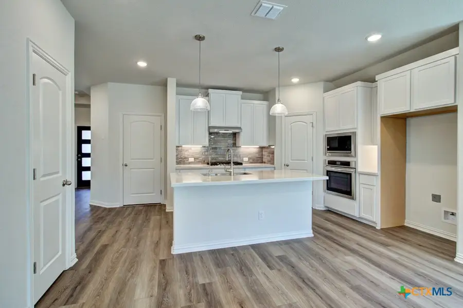 943 Creek Bed Drive, New Braunfels, TX 78130 - Image #3