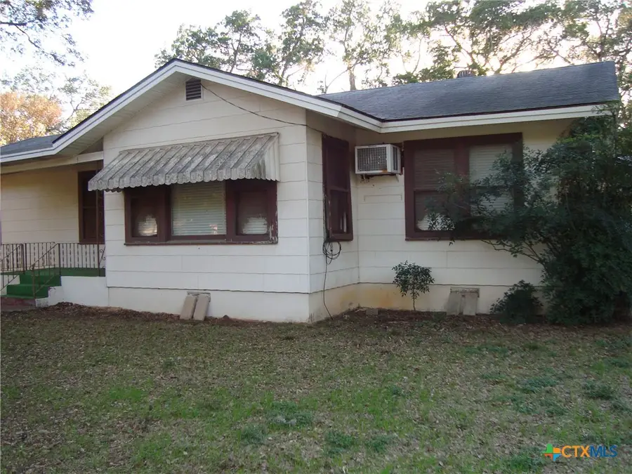 221 Woodland Avenue, New Braunfels, TX 78130 - Image #2