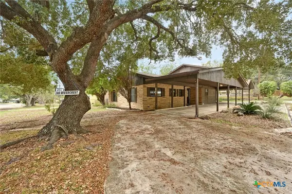 102 Rivercrest Drive, Luling, TX 78648