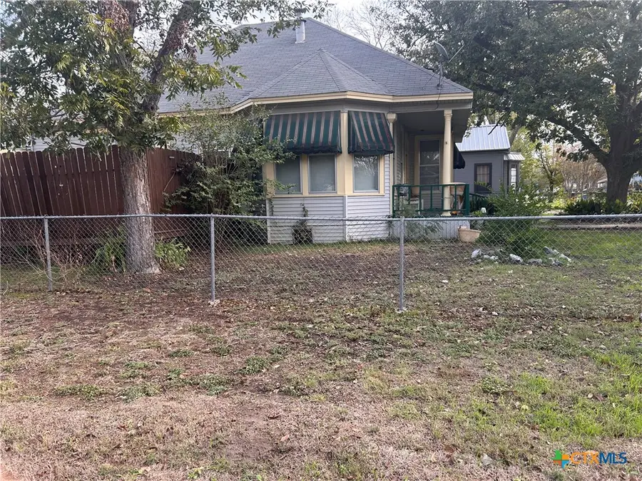 402 E Ireland, Seguin, TX 78155 - Image #2