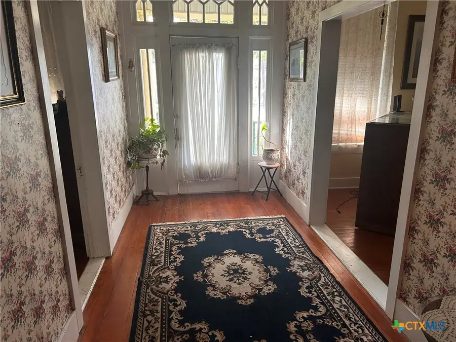 402 E Ireland, Seguin, TX 78155 - Image #3