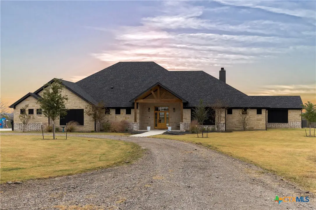 13428 Knob Hill Road, Rogers, TX 76569 - Image #1