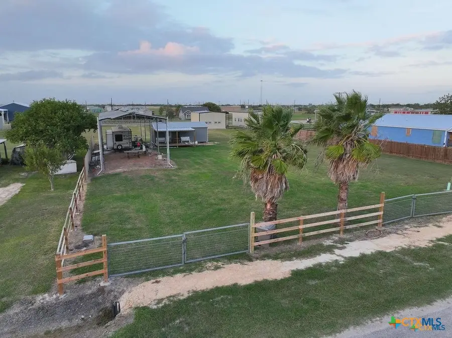 1012 W Broadway Avenue, Seadrift, TX 77983 - Image #2