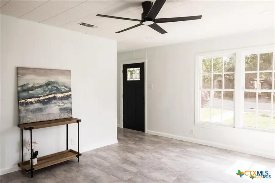 1004 E Buena Vista Avenue, Victoria, TX 77901 - Image #2