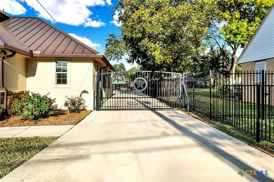 1309 E Street, Floresville, TX 78114 - Image #3