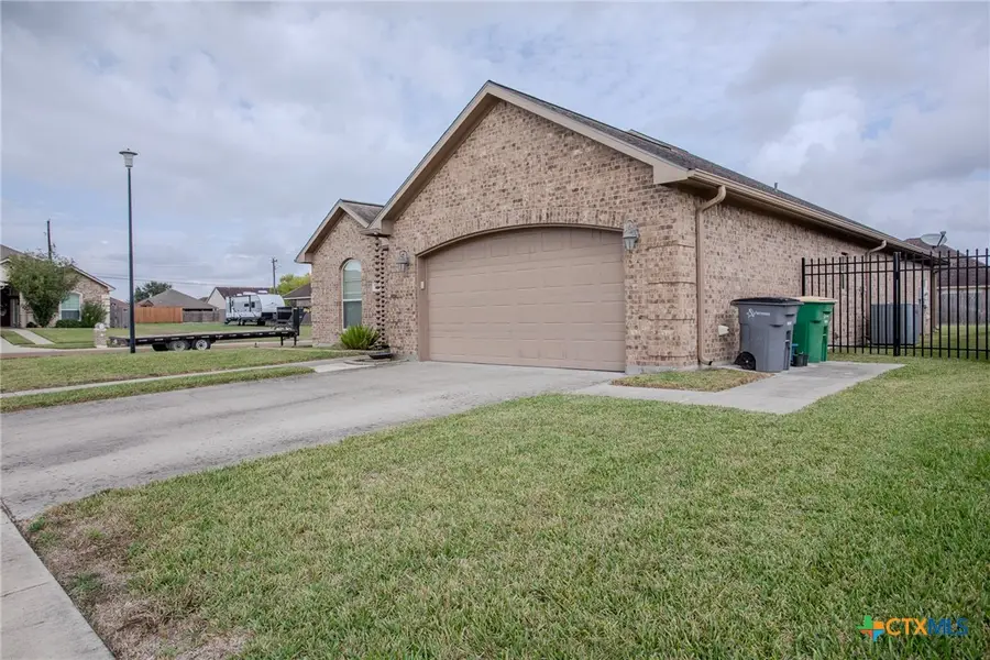102 Luke Court, Victoria, TX 77904 - Image #3