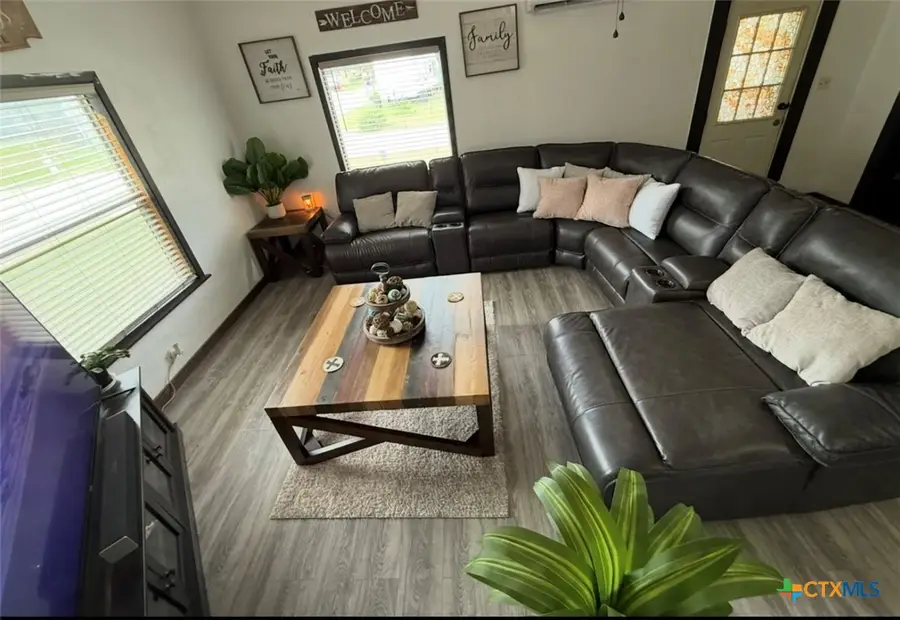 202 Clark Street, Yoakum, TX 77995 - Image #3