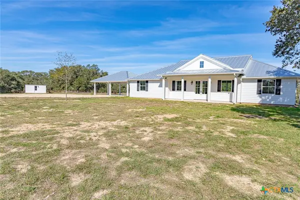 725 Private Road 1581, Hallettsville, TX 77964