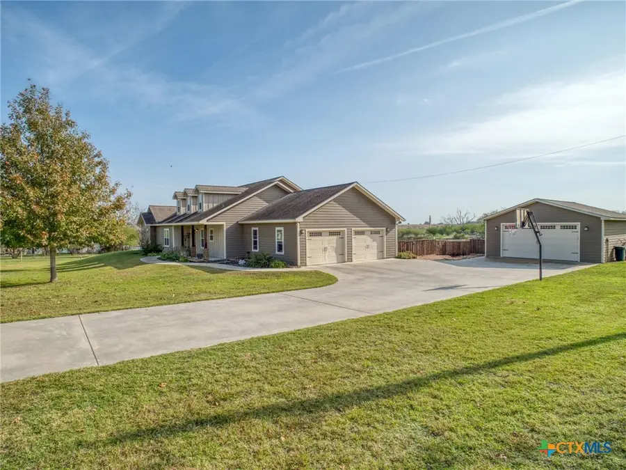 205 S Avenue D, Shiner, TX 77984 - Image #3