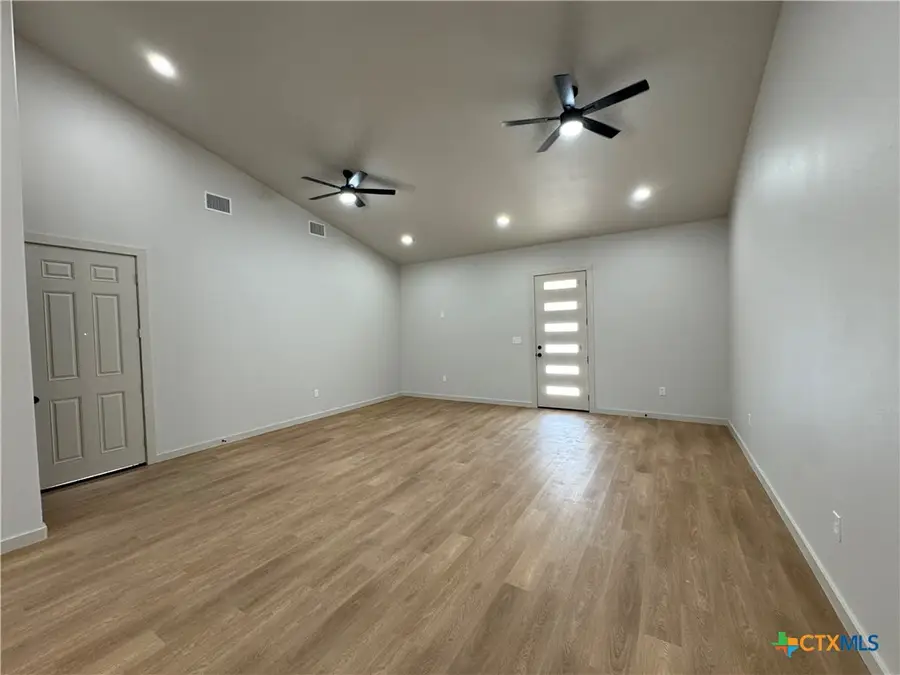 318 Warehouse Road, Victoria, TX 77905 - Image #2