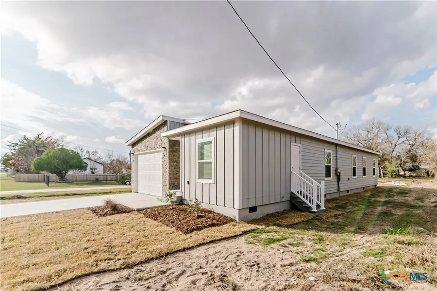 404 Bridge Street, Cuero, TX 77954 - Image #2