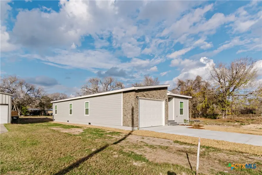 404 Bridge Street, Cuero, TX 77954 - Image #3