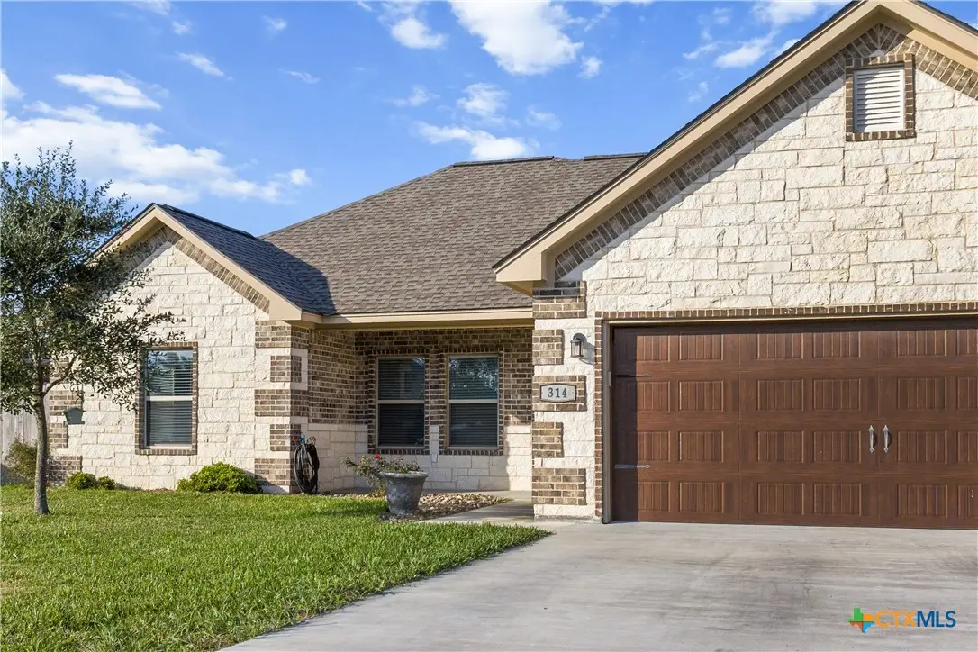 314 Blue Jay Loop, Victoria, TX 77905 - Image #1