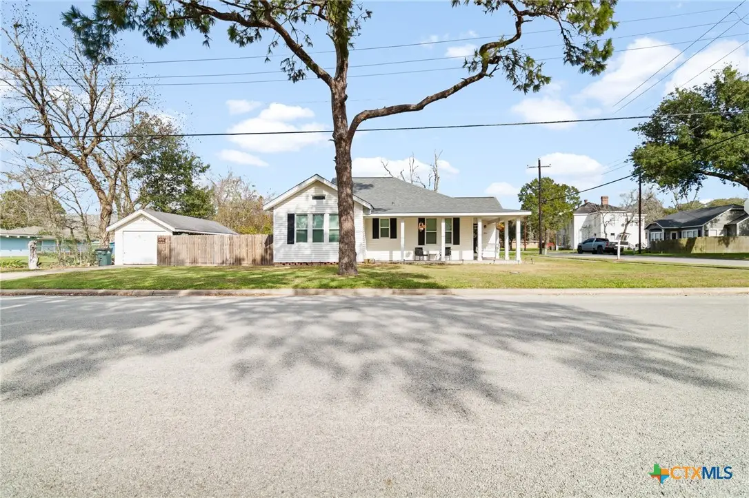 314 W Brackenridge Street, Edna, TX 77957 - #1
