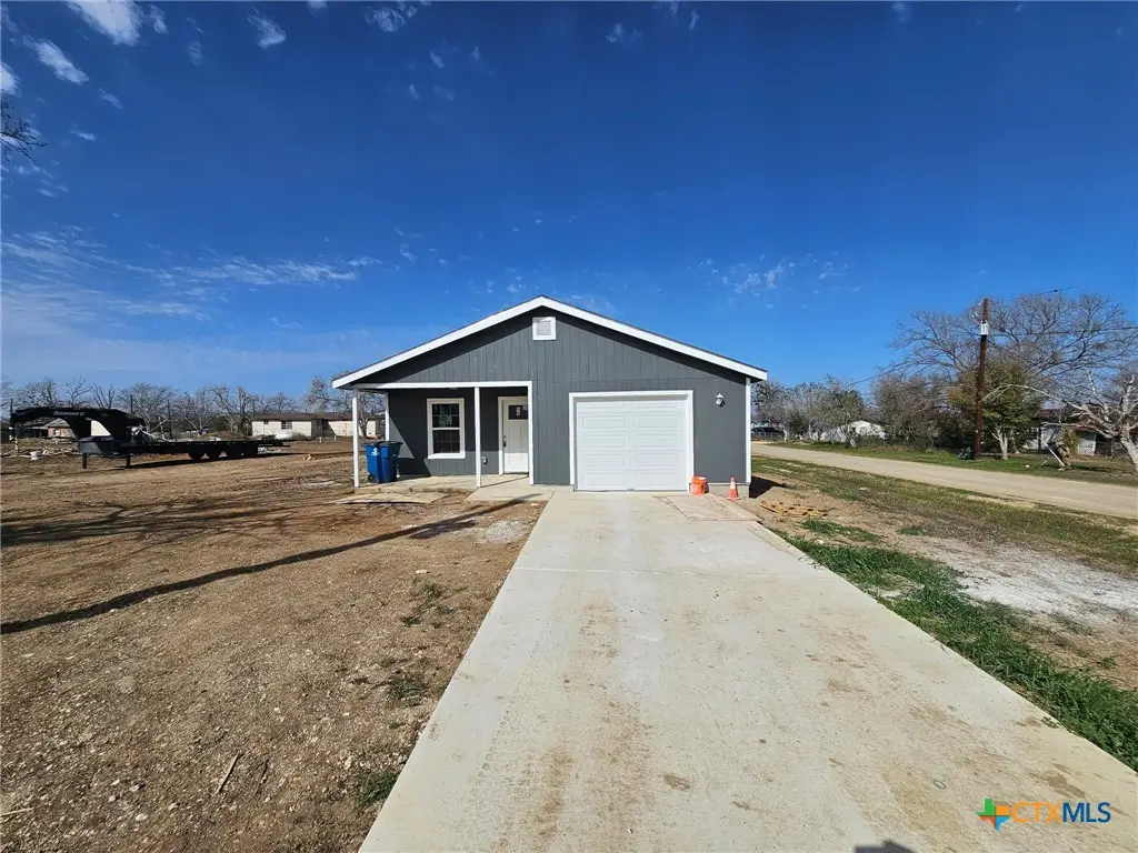 810 E 6th Street, Nixon, TX 78140 - #1