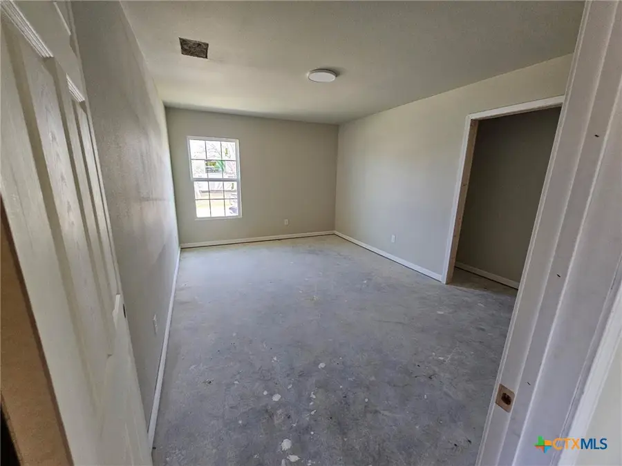 810 E 6th Street, Nixon, TX 78140 - #2