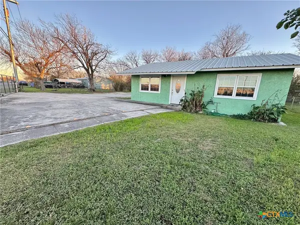 957 W New Braunfels Street, Seguin, TX 78155