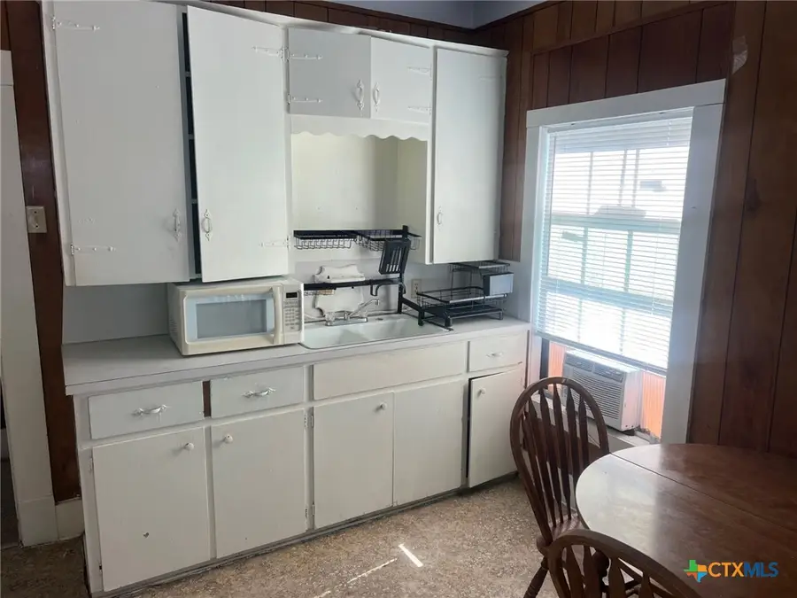 404 Nelson Street, Yoakum, TX 77995 - Image #3