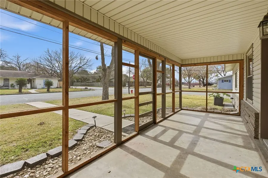 811 Nixon Street, Lockhart, TX 78644 - Image #2