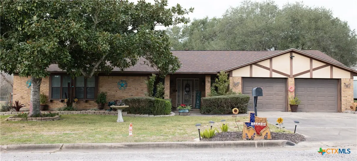 904 Carroll Dr., Yoakum, TX 77995 - #1