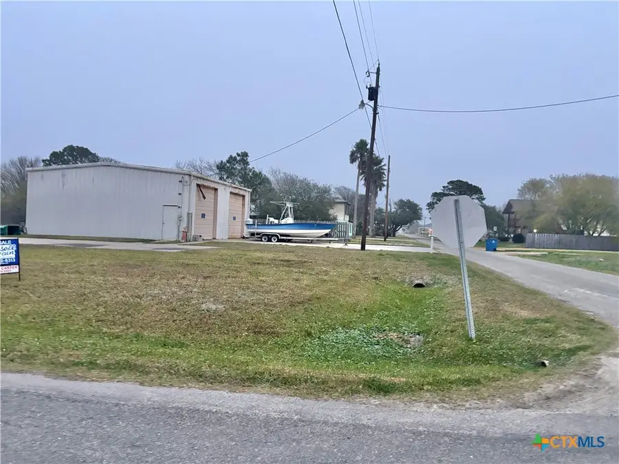 612 W Jefferson Avenue, Port Oconnor, TX 77982 - #3