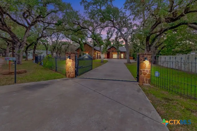 402 Sunset Drive, Edna, TX 77957 - #1