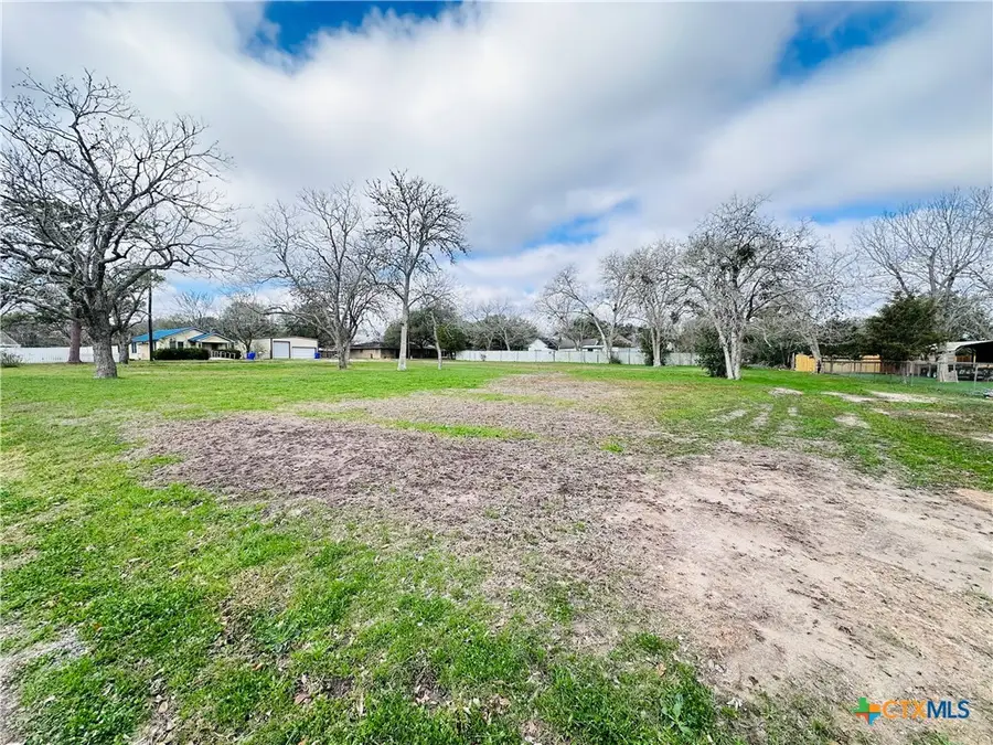 209 Maple St, Yoakum, TX 77995 - Image #3