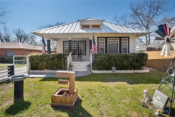 406 E Gonzales Street, Yoakum, TX 77995