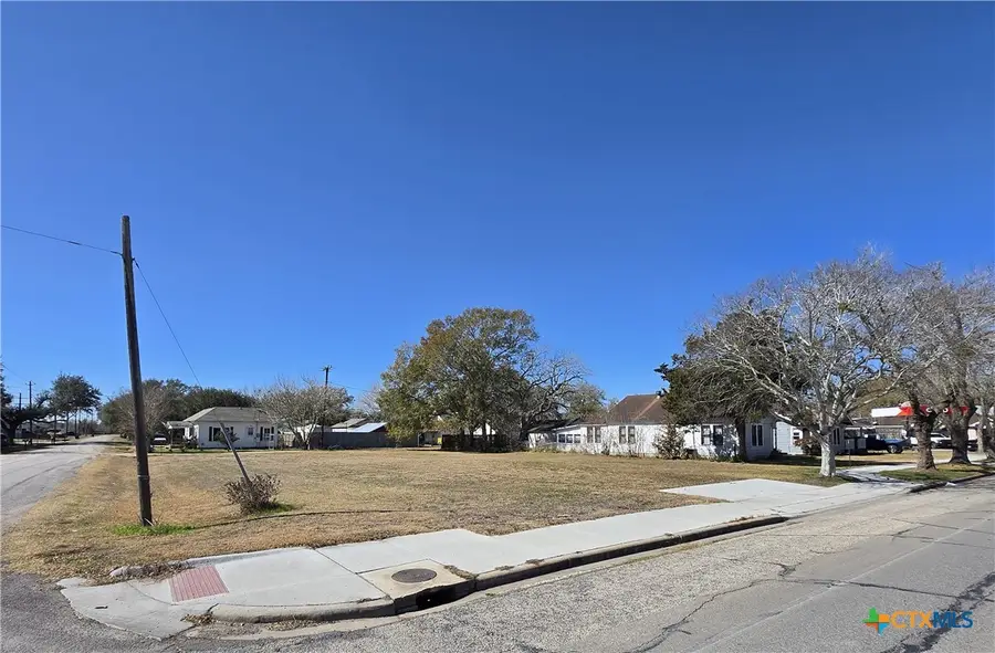 612 S Mechanic Street, El Campo, TX 77437 - #2