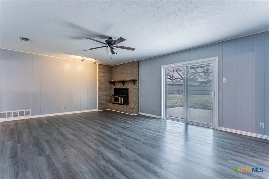 105 E Upshaw Avenue, Temple, TX 76501 - #3