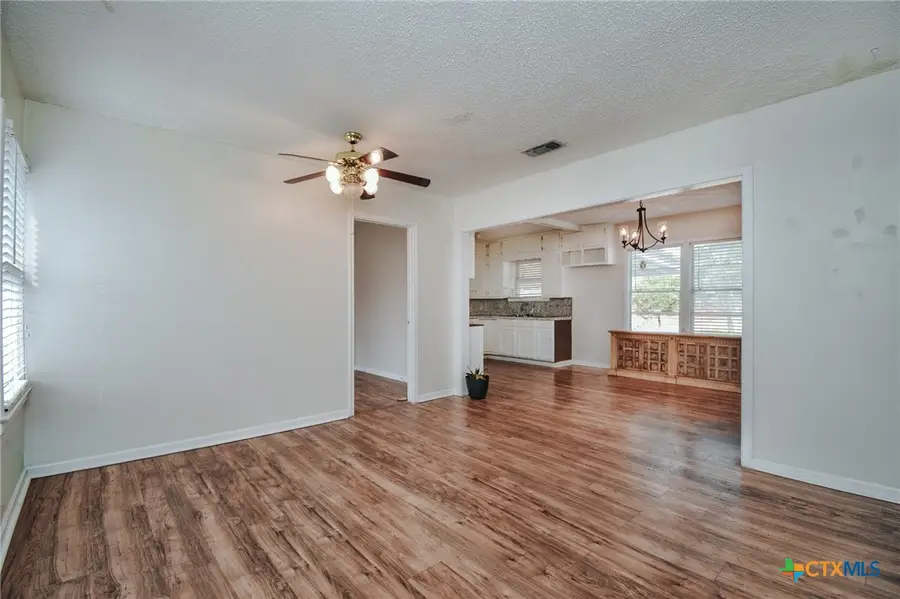 904 E Mistletoe Avenue, Victoria, TX 77901 - #3