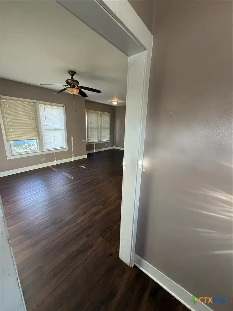 513 N San Marcos Street, Seguin, TX 78155 - #2